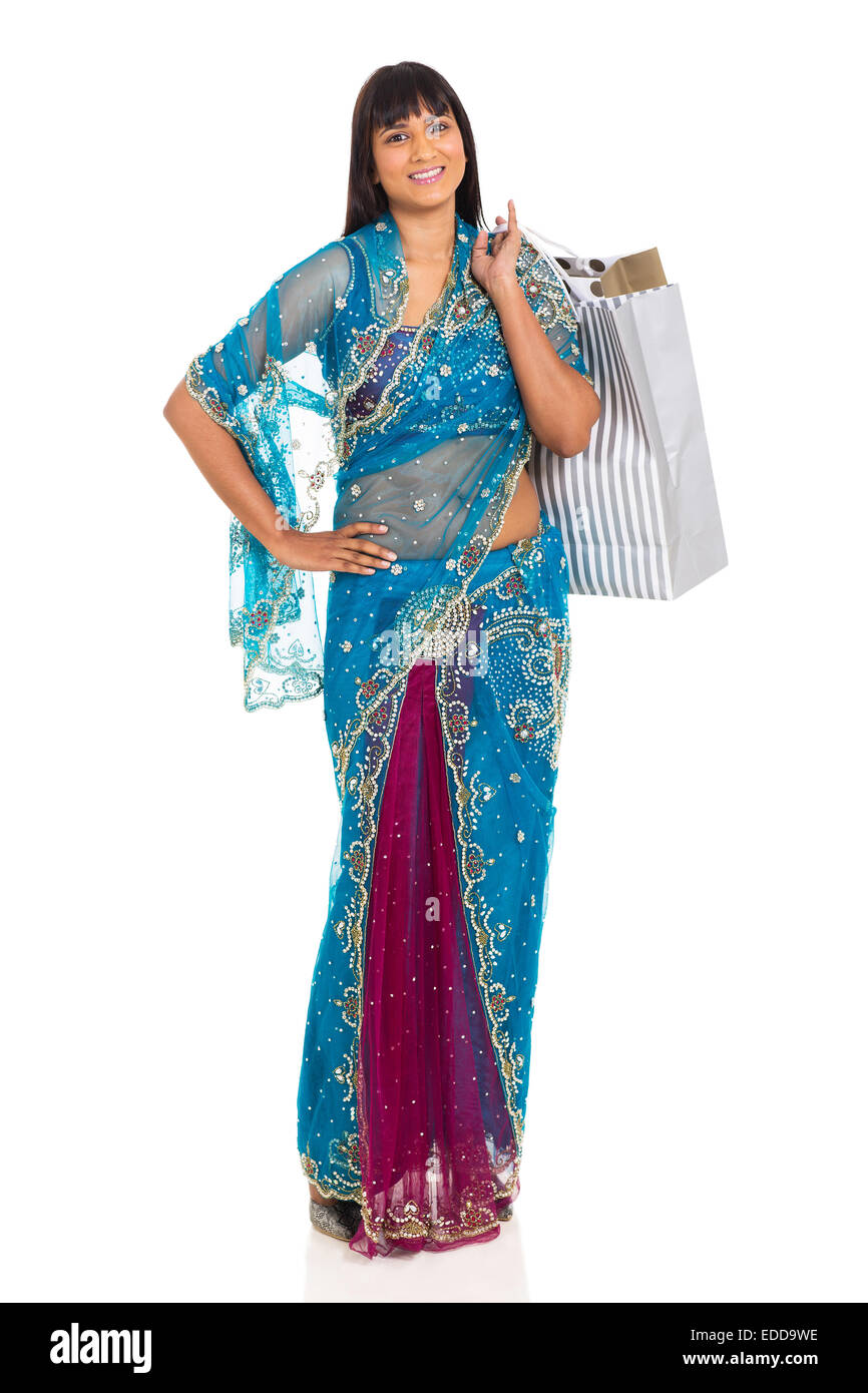 Mujer india en Saree llevando bolsas de compras sobre fondo blanco. Foto de stock