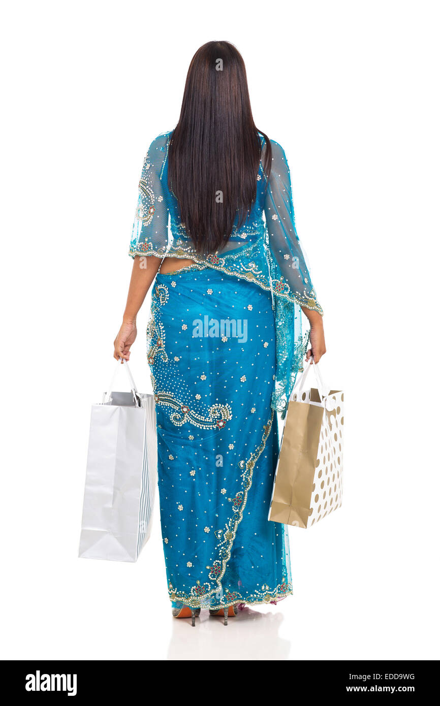 Vista trasera de la mujer india, sosteniendo las bolsas de compras aisladas sobre fondo blanco. Foto de stock