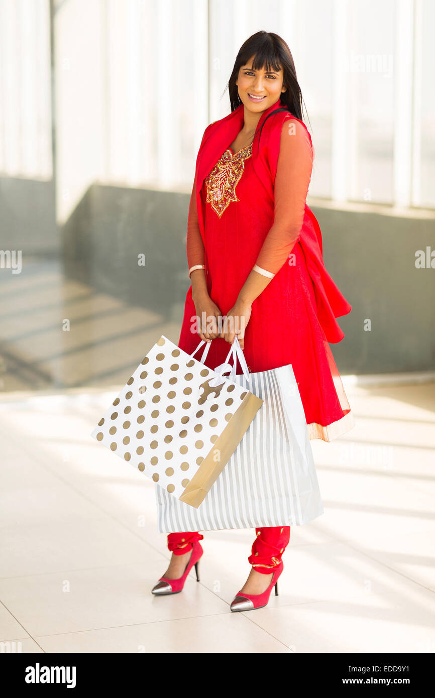 Hermosa mujer india con bolsas de compras en mall Foto de stock