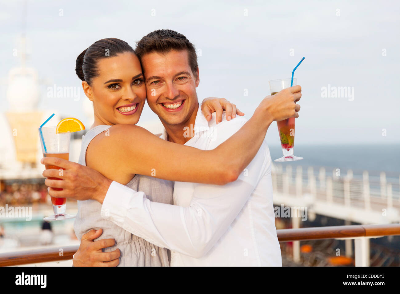 Hermosa pareja joven relajarse con cócteles en el crucero Foto de stock
