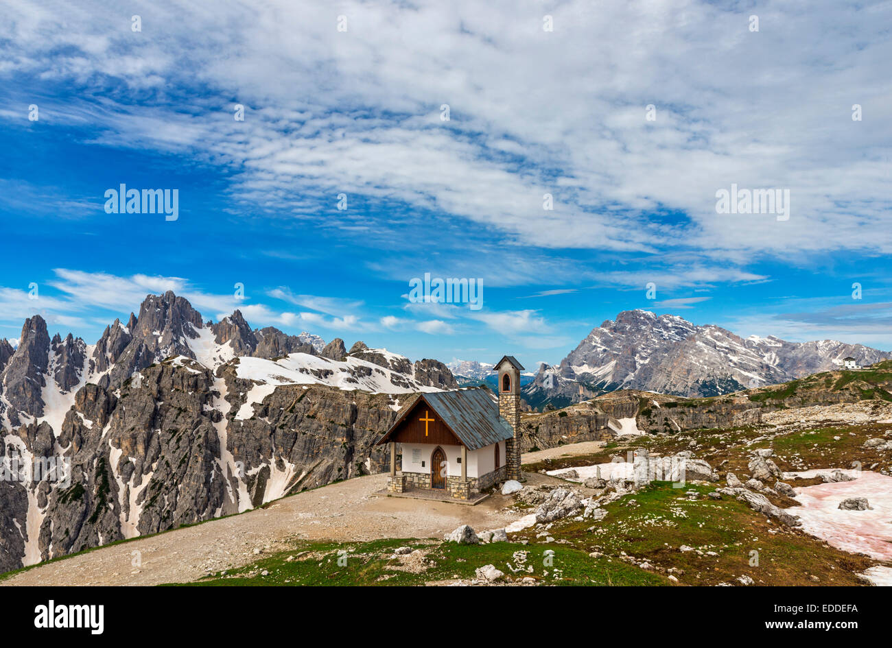 Capilla cerca del Rifugio Auronzo con Cadini di Misurina y Monte Cristallo, dolomitas, Tirol del Sur, Italia Foto de stock
