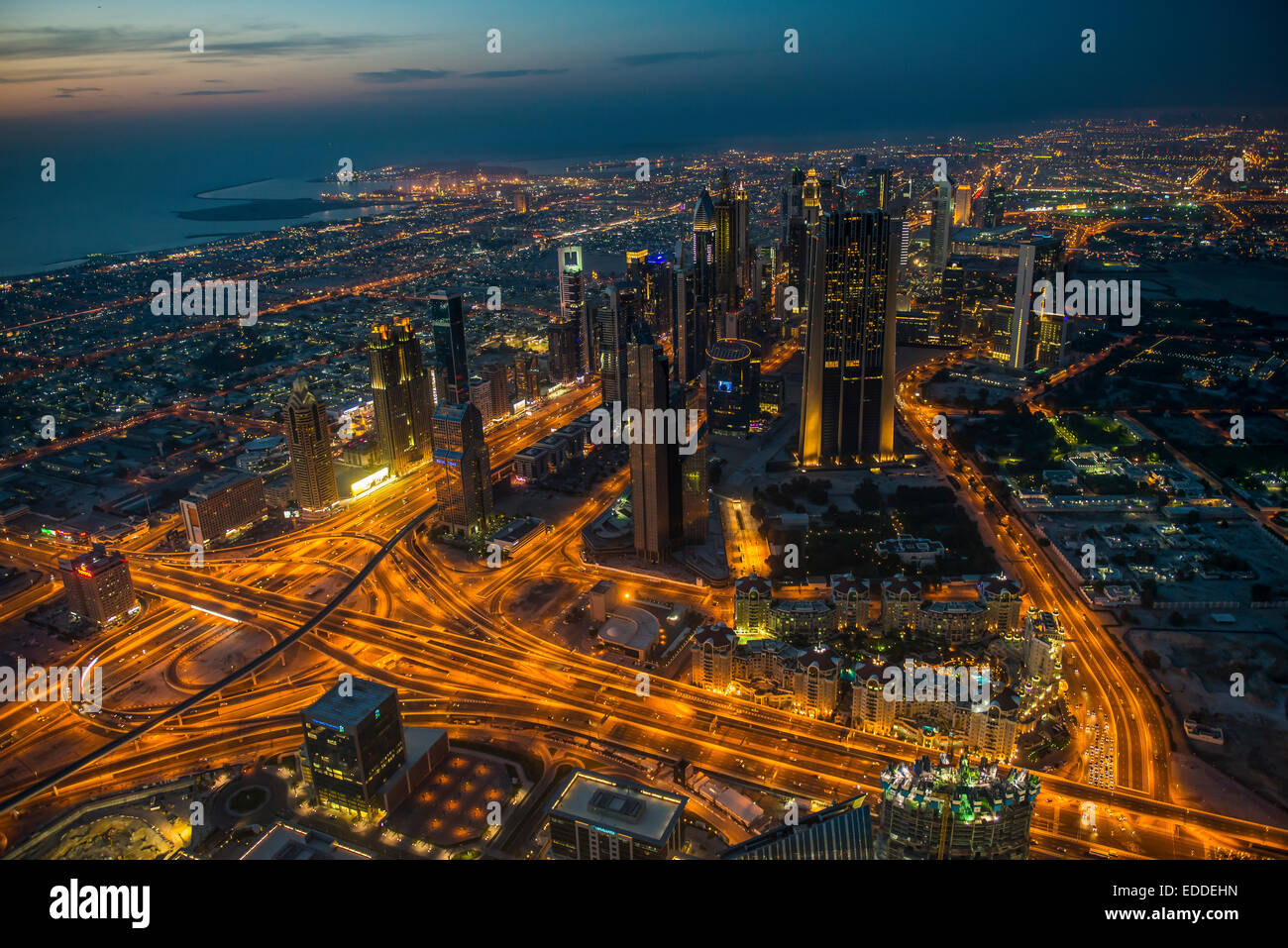 Vista desde el Burj Khalifa en la noche, Dubai, Emirato de Dubai, Emiratos Árabes Unidos. Foto de stock