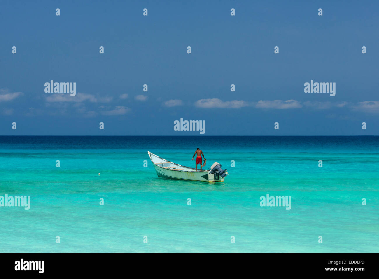 Barco de pesca en las aguas de color turquesa en Shuab Bay, isla de Socotra, Yemen Foto de stock