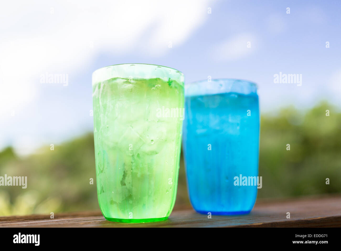 Cerca de dos vasos con agua fría Foto de stock