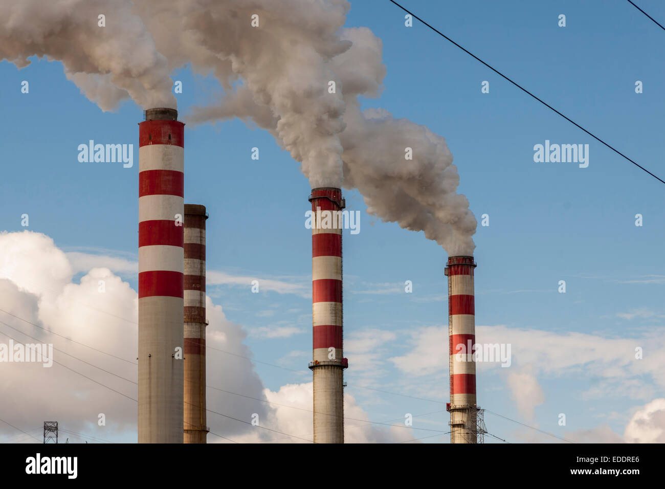 Gran contaminación en la planta de energía de carbón polaco - patnow, Konin, Europa. Foto de stock