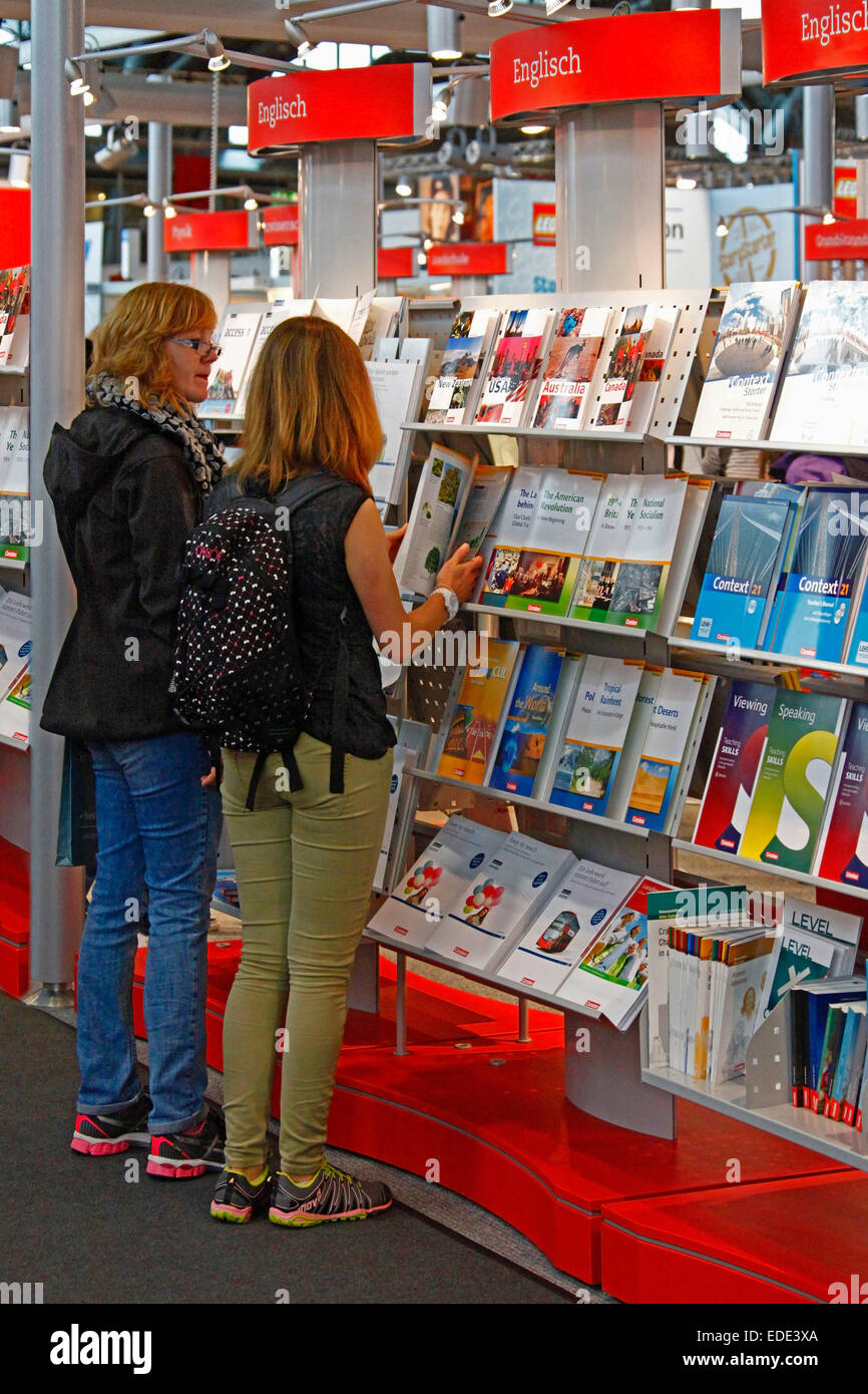 2014, la Feria del Libro de Frankfurt am Main, Hesse, Alemania, Hall 3.1, los visitantes pueden mirar la exposición de libros escolares Foto de stock