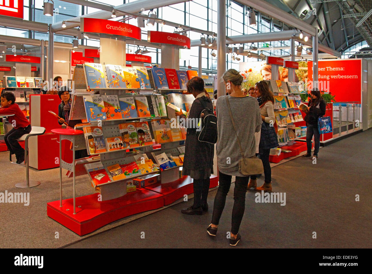 2014, la Feria del Libro de Frankfurt am Main, Hesse, Alemania, Hall 3.1, los visitantes pueden mirar la exposición de libros escolares Foto de stock