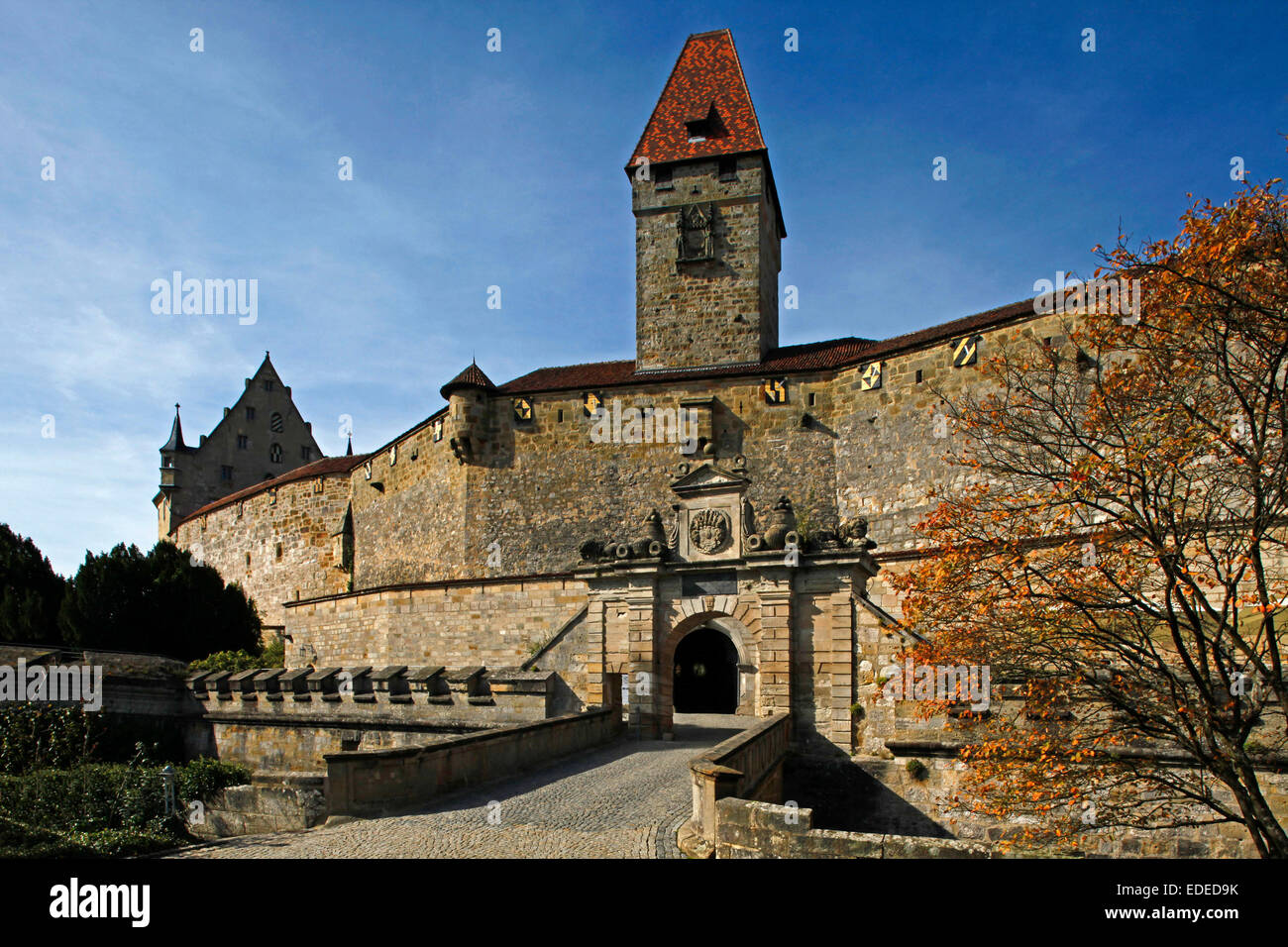 El Veste Coburg, Coburg o fortaleza, construida del siglo 10, es uno de los  castillos más grandes de Alemania. Está situado en una colina sobre la  ciudad de Coburgo. El Veste Coburg (