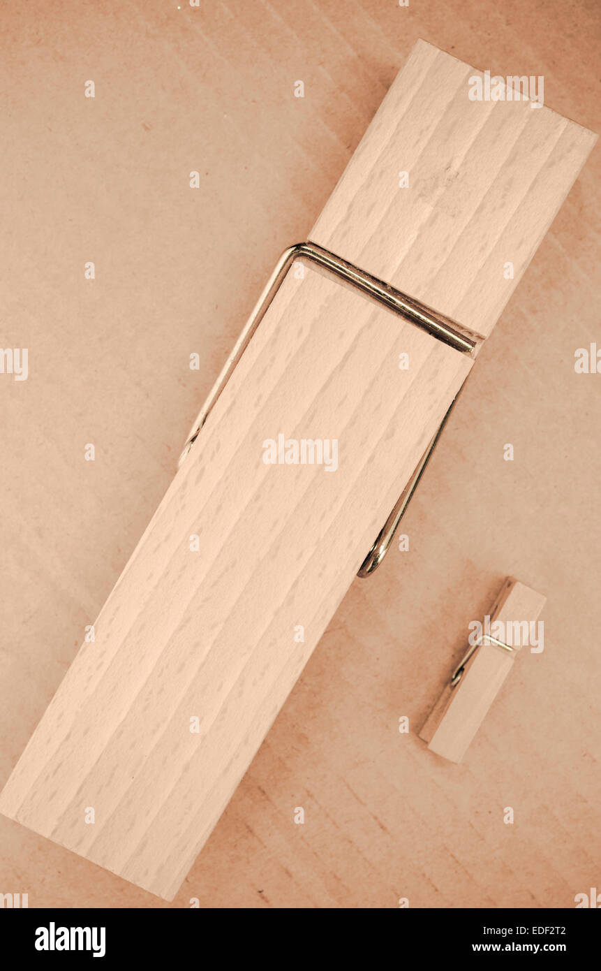 Grandes y pequeños broches de madera sobre una superficie de cartón  Fotografía de stock - Alamy