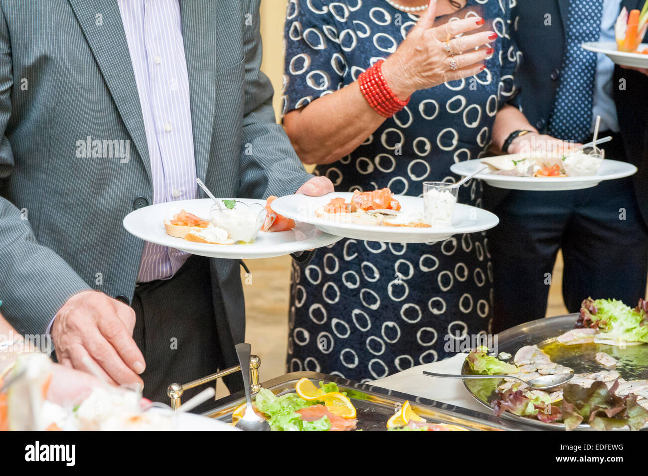 Catering en la recepción de la boda - personas escogiendo comida buffet  aperitivos Fotografía de stock - Alamy