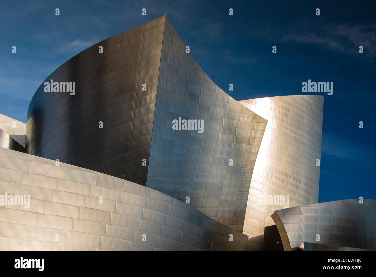 El Walt Disney Concert Hall diseñado por Frank Gehry, Los Ángeles, California, Estados Unidos. Foto de stock