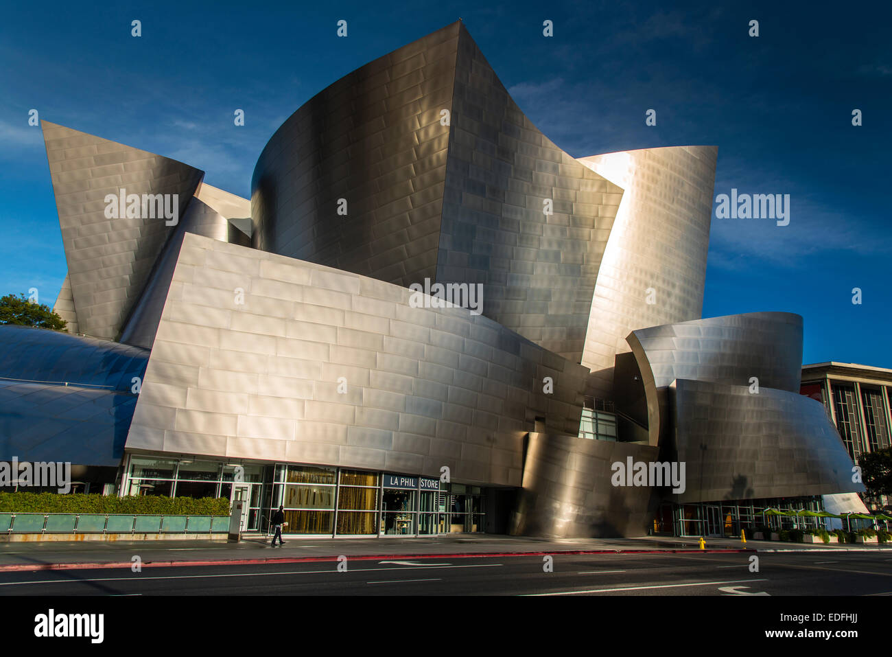 El Walt Disney Concert Hall diseñado por Frank Gehry, Los Ángeles, California, Estados Unidos. Foto de stock