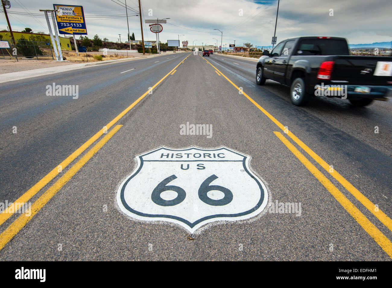 Histórica Ruta 66 de EE.UU. señal de carretera horizontal, Kingman, Arizona, EE.UU. Foto de stock