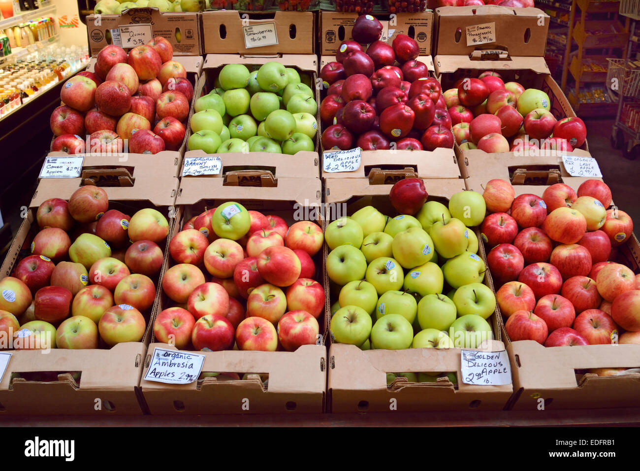Granjeros Frutas stall variedades de manzana orgánica en exhibición para la venta En Farmers Market Stall Embarcadero San Francisco California USA Foto de stock