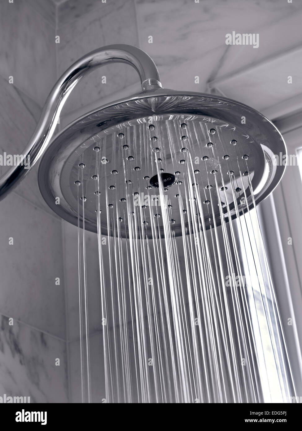 Gran cabezal de ducha tipo lluvia que libera gotas de agua.