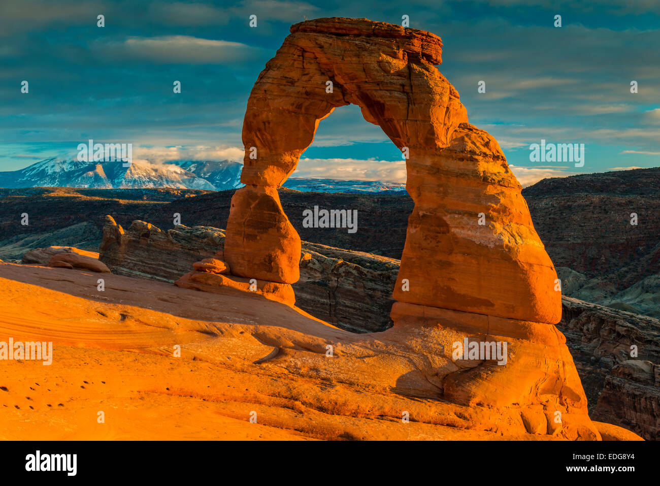 El arco delicado al atardecer, el Parque Nacional de Arches, en Utah, EE.UU. Foto de stock
