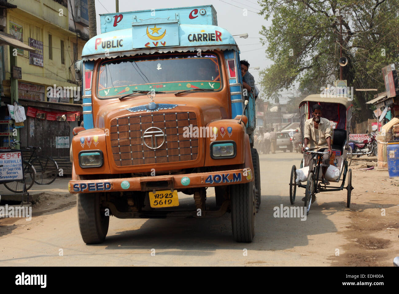 Carretilla brillante y el rickshaw en Assam, India Foto de stock