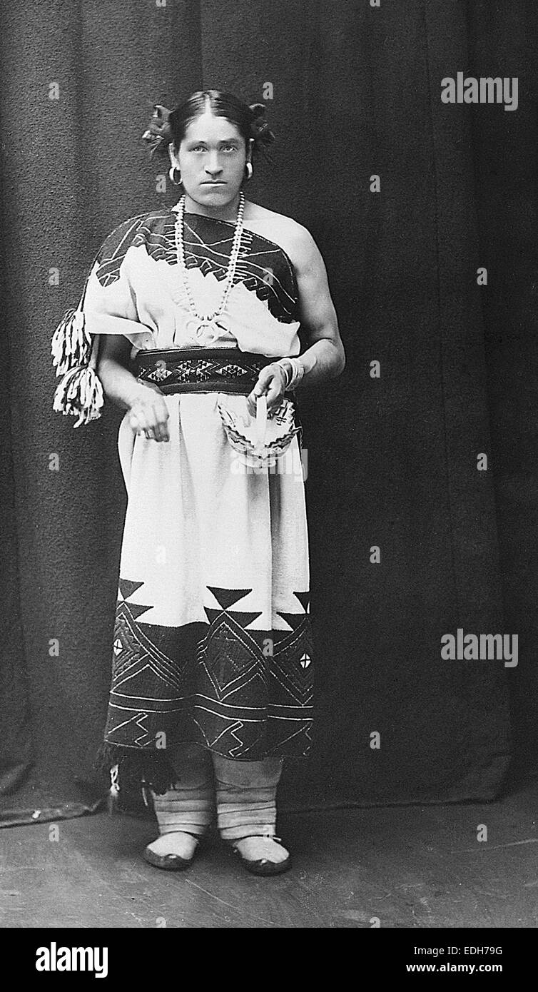 (O Nos We-Wa'Wha) una o dos berdache Zuni espíritu, c1871 Foto de stock
