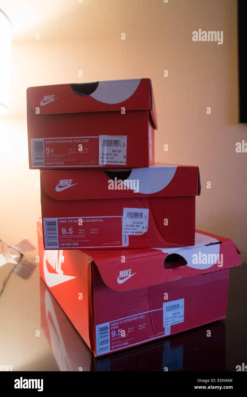 Las Vegas, Nevada, EE.UU. 4 de enero de 2015.Nike Trainer//zapatillas  zapatos deportivos cuadros en un montón de tres. Copyright de Denise  Maxwell Fotografía de stock - Alamy