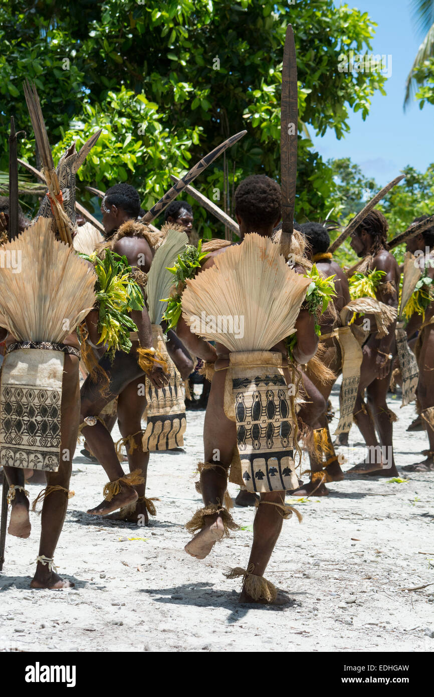Melanesia, las Islas Salomón, la Isla Santa Cruz, Isla del grupo malo.  Pueblo de hombres en trajes nativos, de hojas de palma y tapa de tela  Fotografía de stock - Alamy