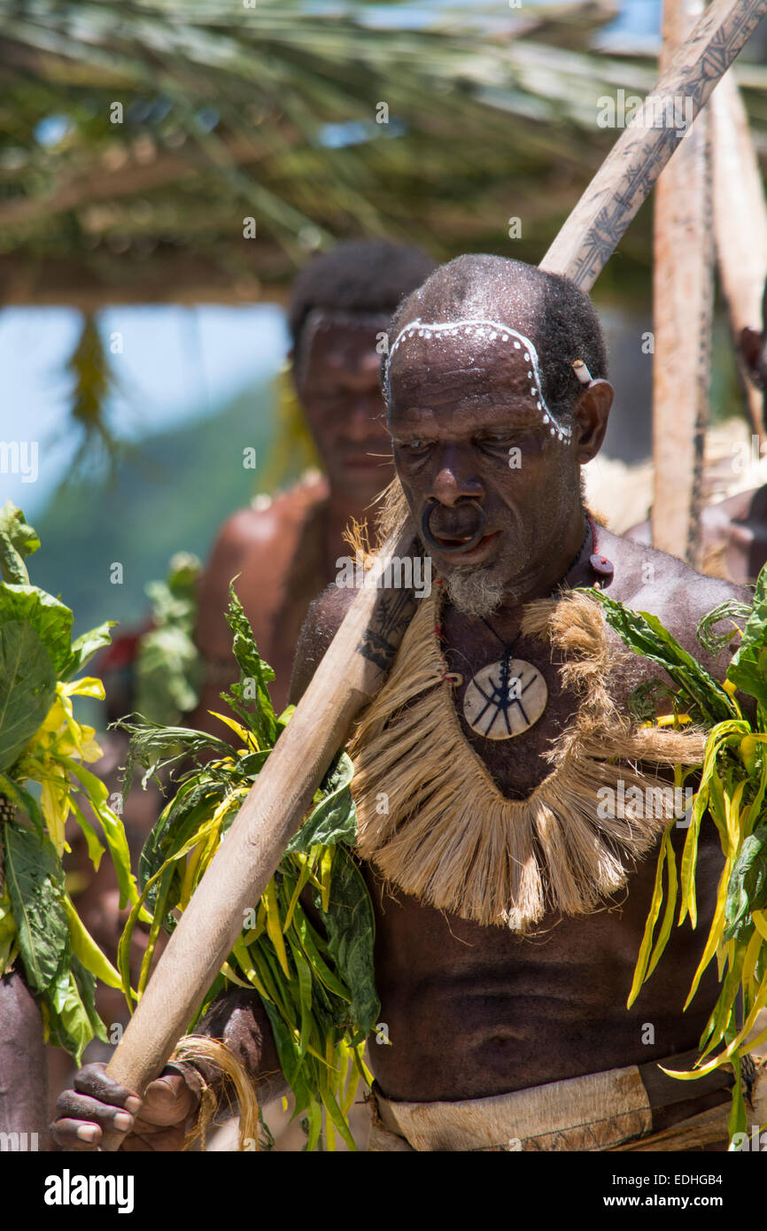 Melanesia, las Islas Salomón, la Isla Santa Cruz, Isla del grupo malo. Los  aldeanos masculina en trajes nativos realizan la danza tradicional  Fotografía de stock - Alamy