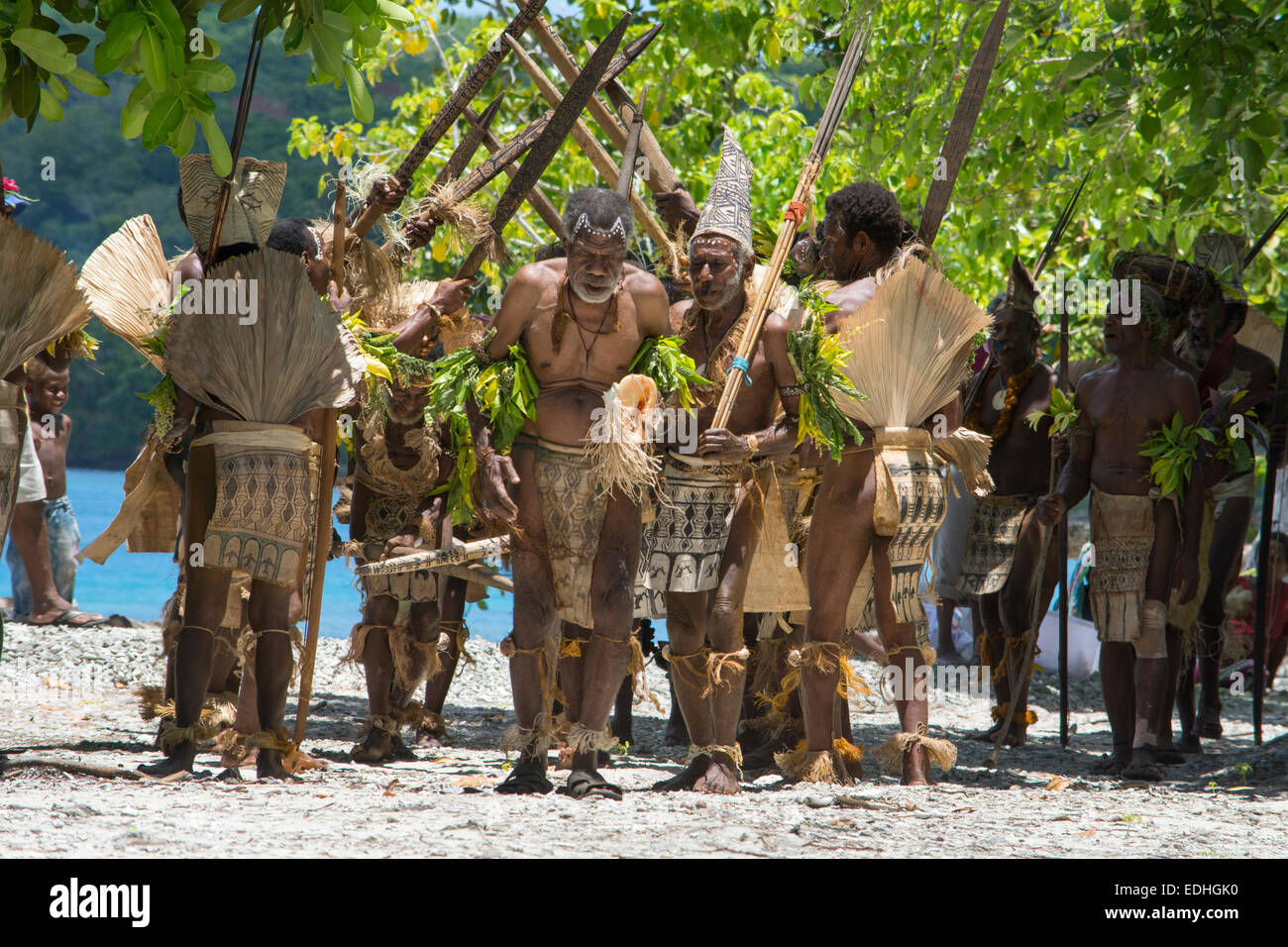 Melanesia, las Islas Salomón, la Isla Santa Cruz, Isla del grupo malo.  Pueblo de hombres en trajes nativos, de hojas de palma y tapa de tela  Fotografía de stock - Alamy
