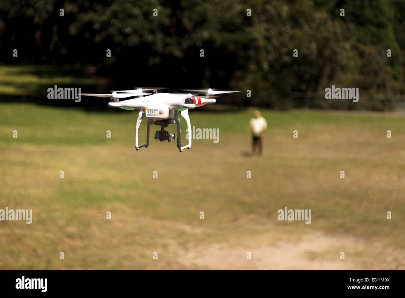 Drone drone volaba su operador Foto de stock