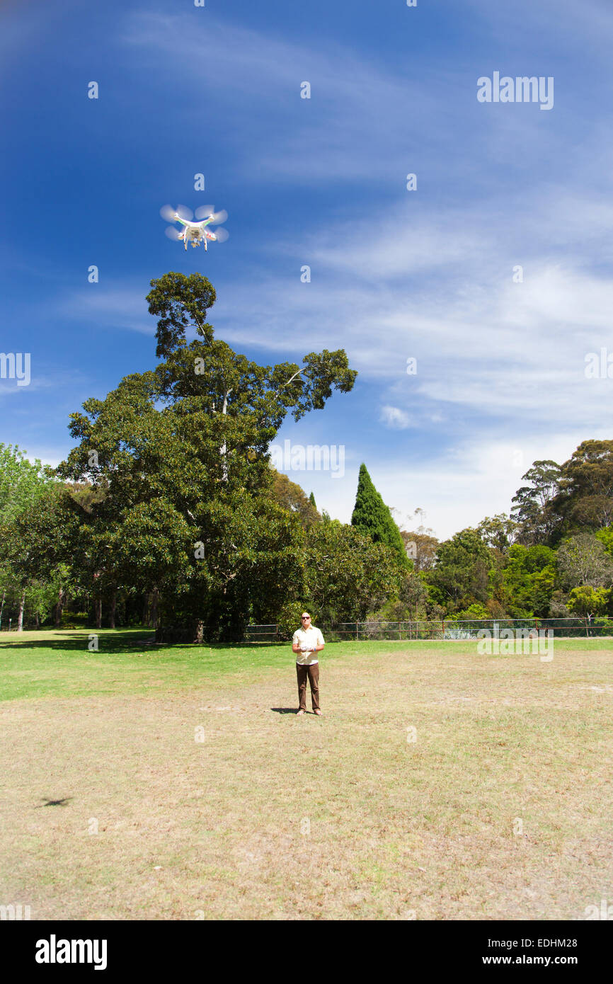 Drone drone volaba su operador Foto de stock