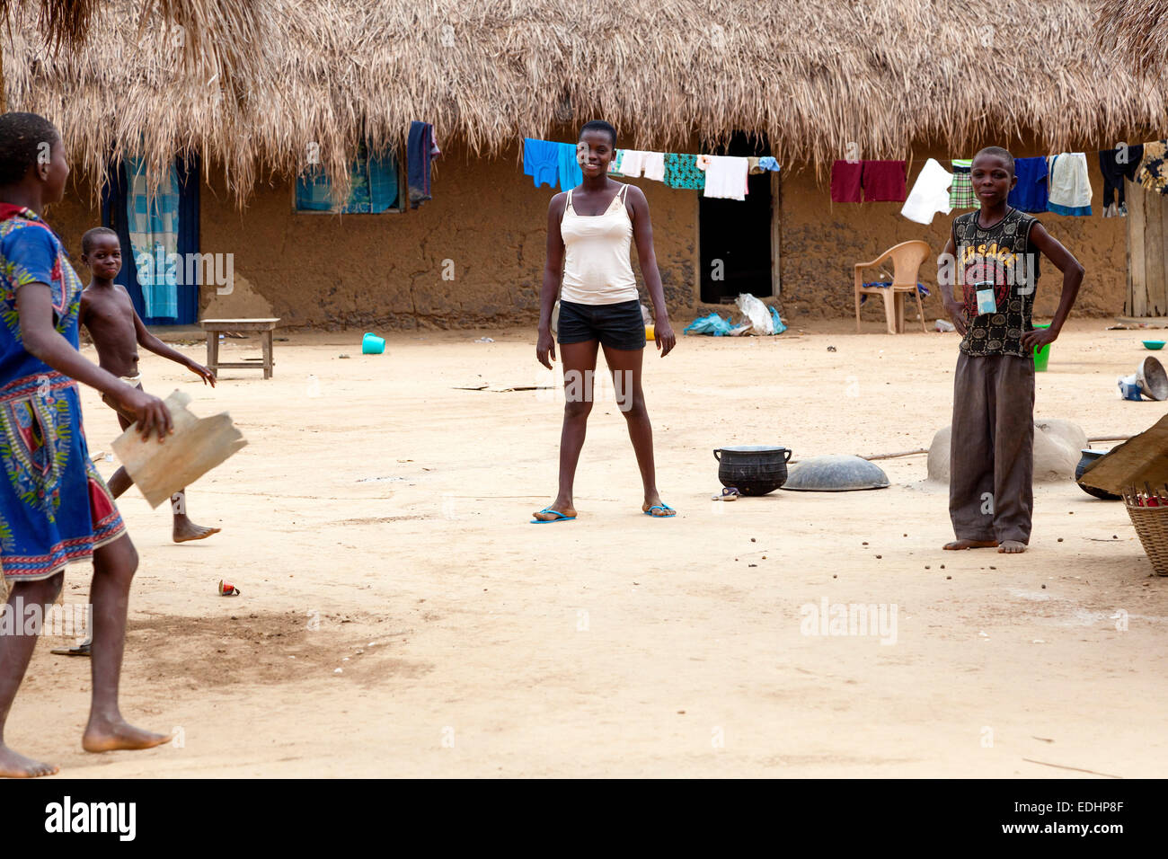 La comunidad de la aldea rural de Ghana, África Foto de stock