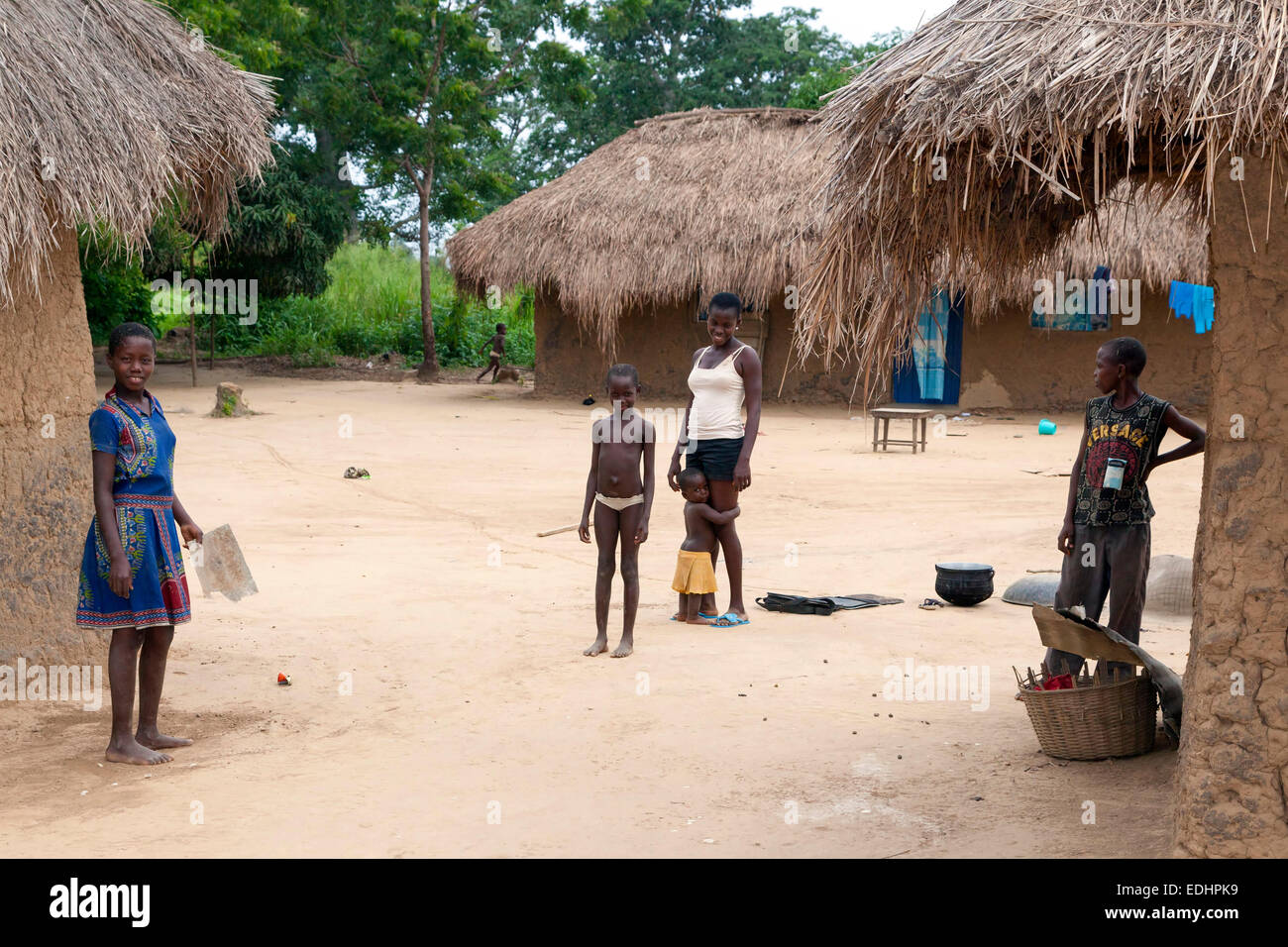 La comunidad de la aldea rural de Ghana, África Foto de stock