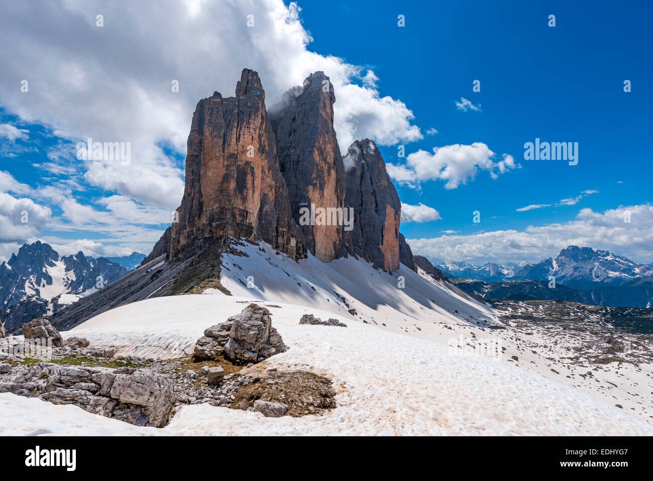 Tre cime di Lavaredo o Drei Zinnen, vista desde el paso de montaña o Paternsattel Forcella di Lavaredo, Dolomitas Sexten Foto de stock