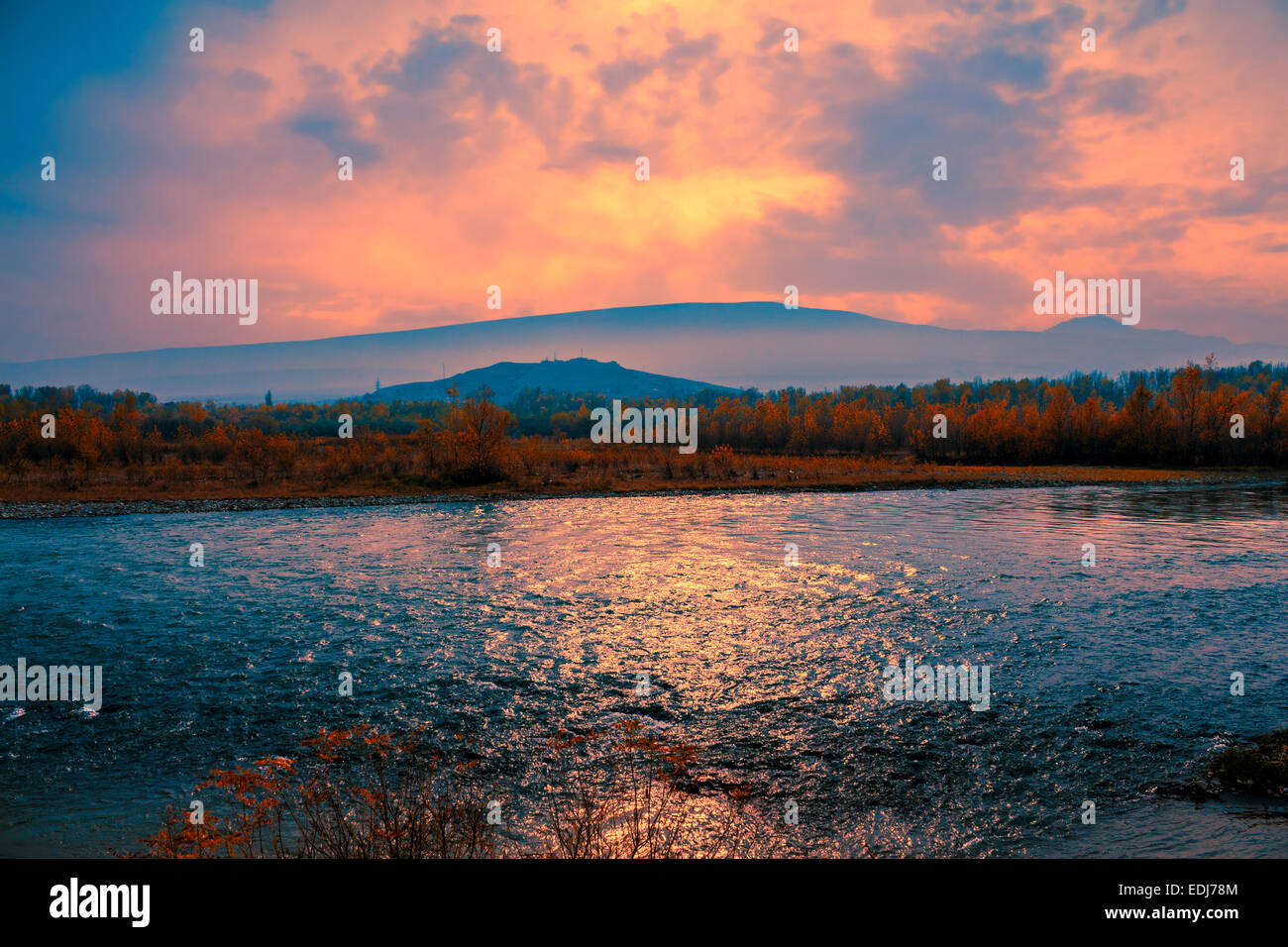 Niebla atardecer en río de montaña Foto de stock