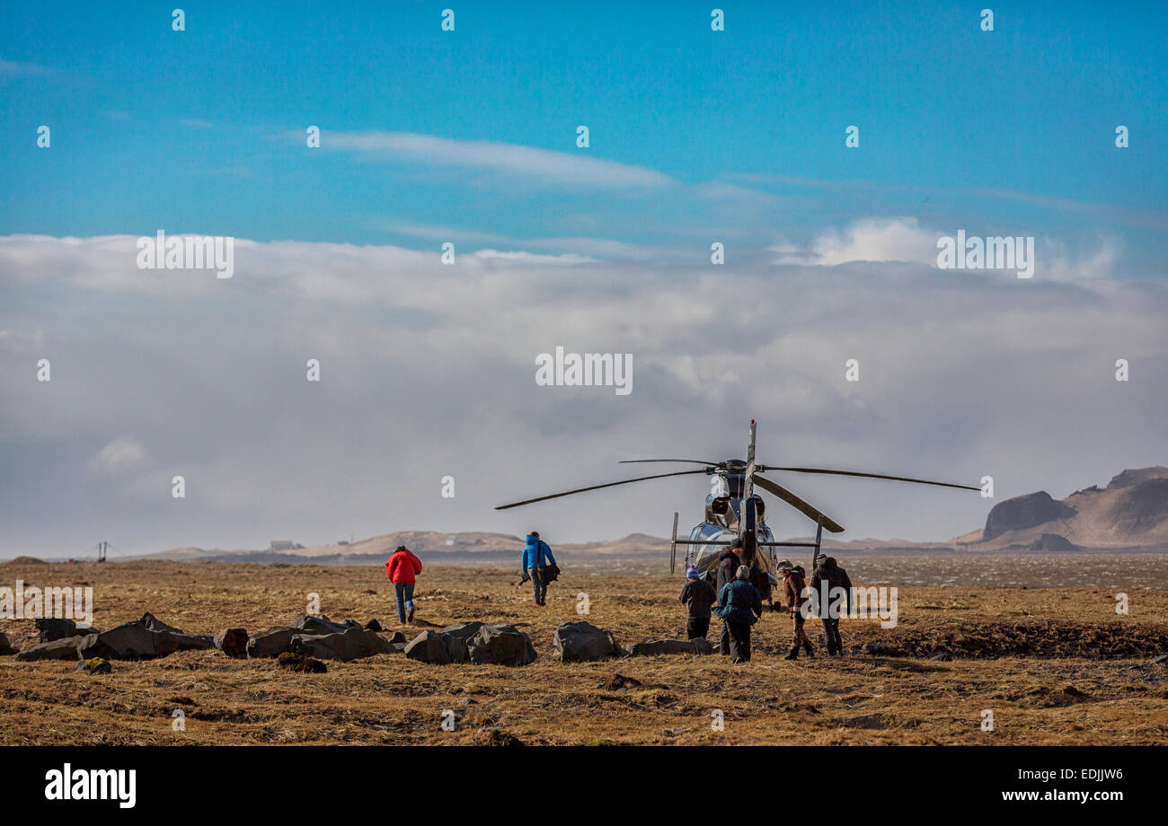 El helicóptero aterrizó, Reynisdrangar, Costa Sur, Islandia Foto de stock