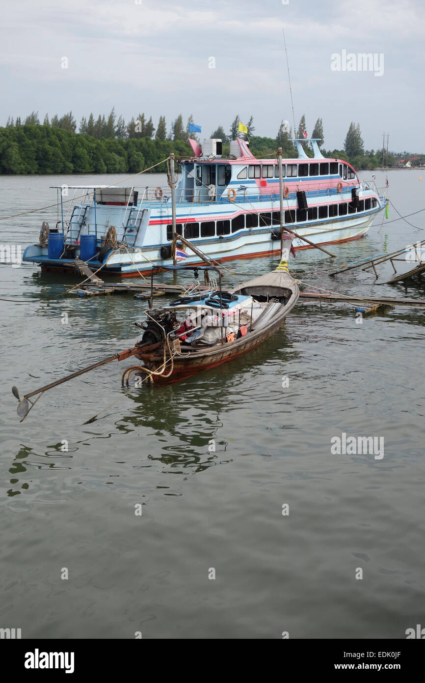 De madera tailandesa bote de cola larga y ferry del río Krabi. La ciudad de Krabi. Tailandia, el sudeste de Asia. Foto de stock