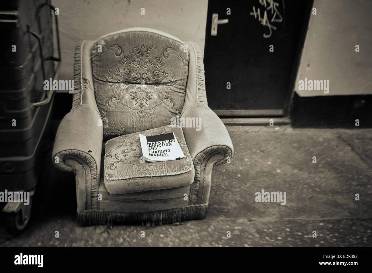 Guía de Marketing en una silla abandonada Foto de stock