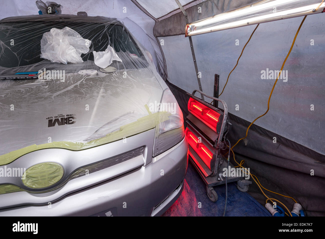 Una pieza de equipo AutoRestore el secado de la pintura en un coche recién  rociado iin el Reino Unido Fotografía de stock - Alamy