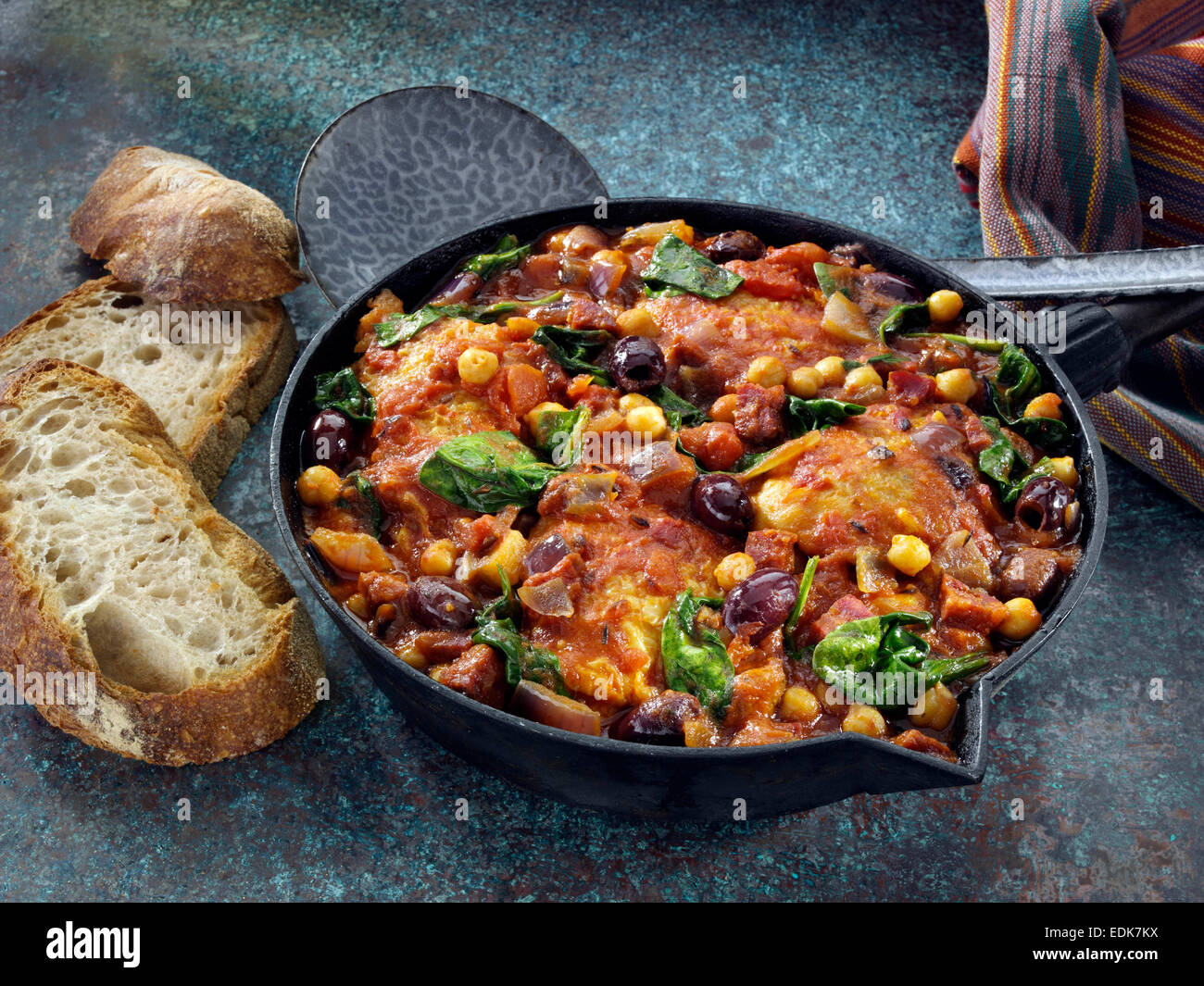 Cast iron skillet cooking spanish chicken stew fotografías e imágenes de  alta resolución - Alamy
