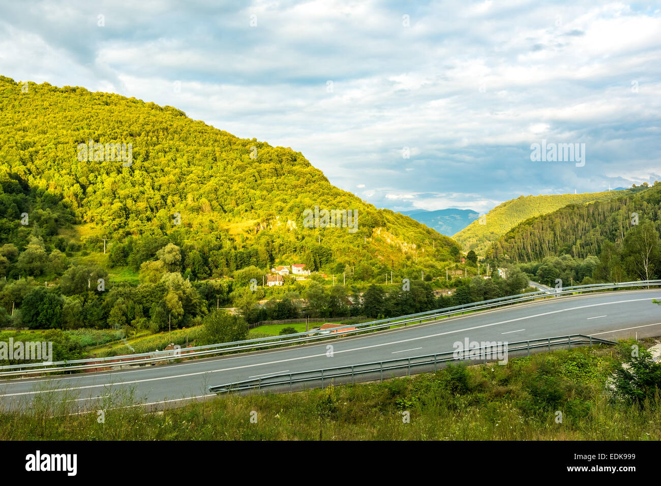 Paisaje de las montañas de los Cárpatos con el cielo azul en verano Foto de stock
