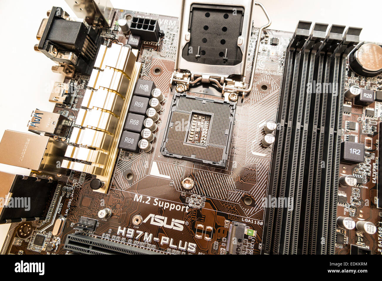 Una motherboard Asus H97M para la 4ª y 5ª generación de procesadores Intel  con un socket 1150 Fotografía de stock - Alamy
