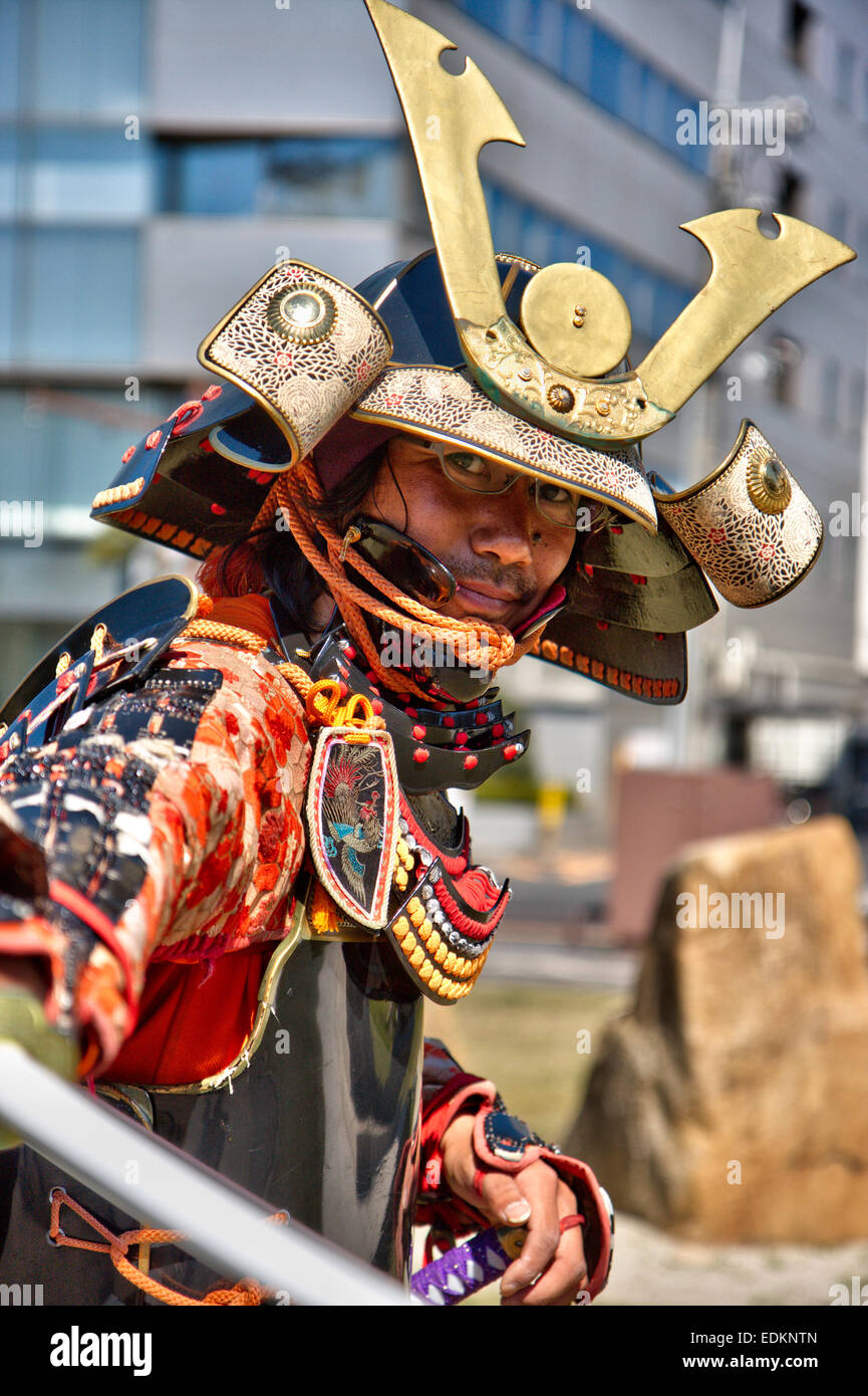 Hombre japonés de pie en traje de armadura samurai completo hecho de papel  comprimido. Cabeza y hombros, con casco, suji bachi Kabuto, con kuwagata  Fotografía de stock - Alamy