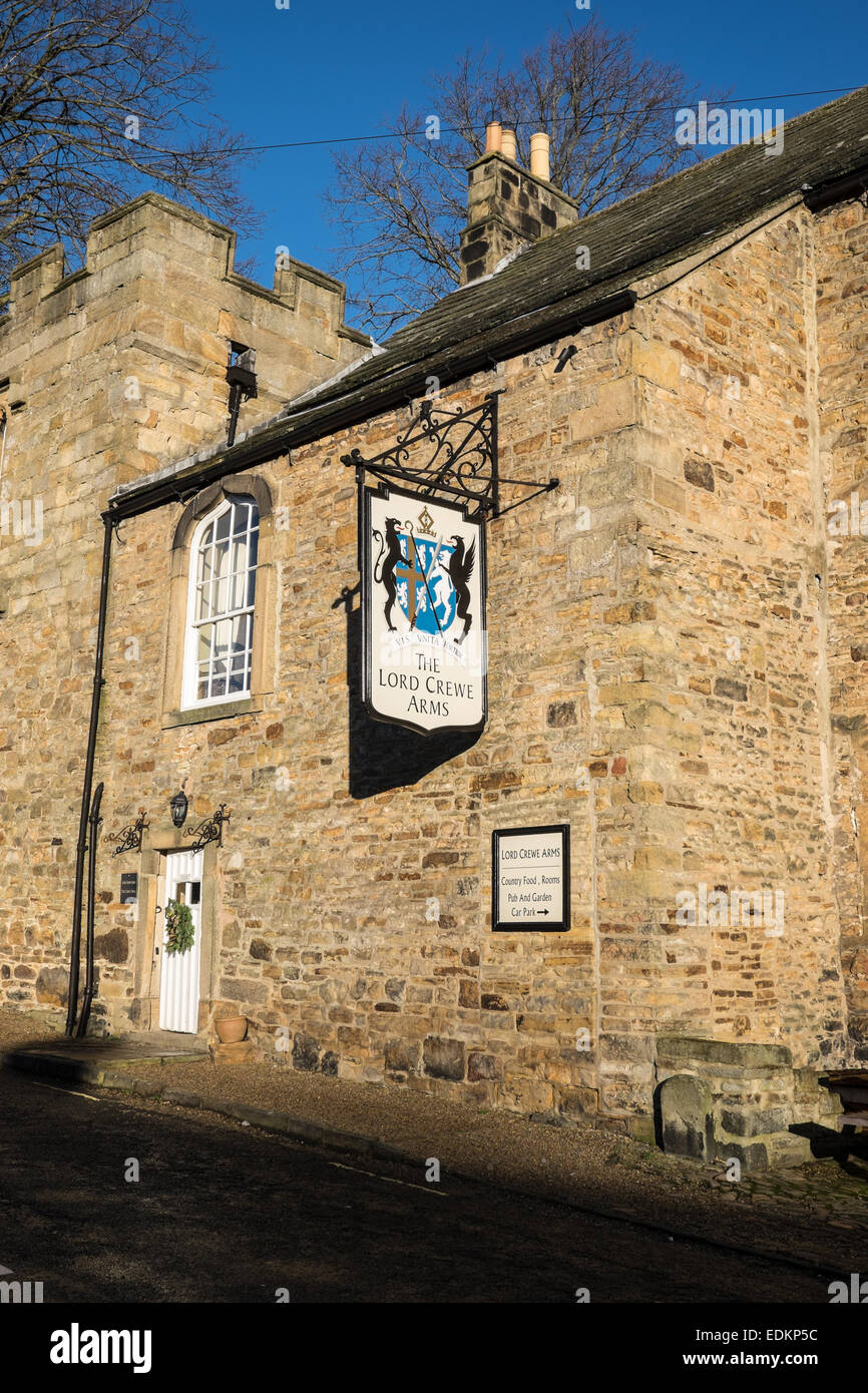 Vista exterior del Señor Crewe Arms Hotel, pub y restaurante en Blanchland, Northumberland, Inglaterra. Foto de stock