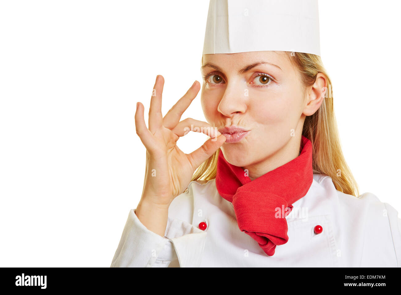 Mujer joven como chef dando signo de buen gusto con su mano Foto de stock