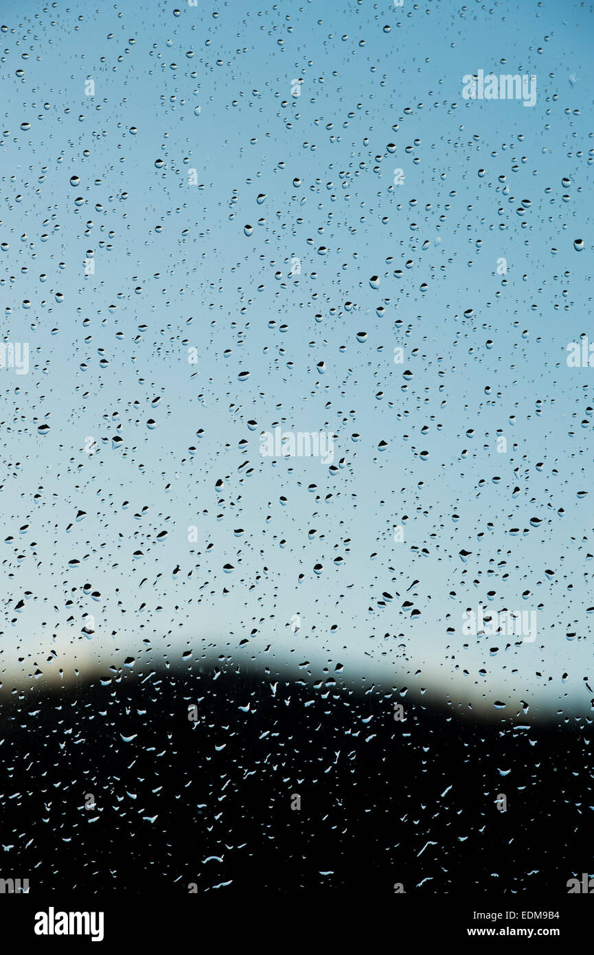 Las gotas de lluvia sobre un panel de ventana Foto de stock