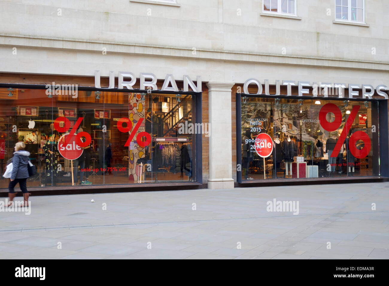 sección arma Auroch Urban Outfitters escaparate mostrando signos de venta % rojo en Bath,  Inglaterra Fotografía de stock - Alamy