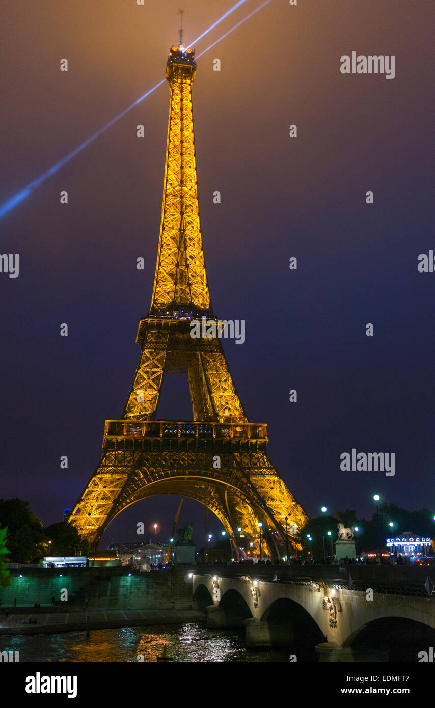 Torre Eiffel como faro, París, Francia Foto de stock