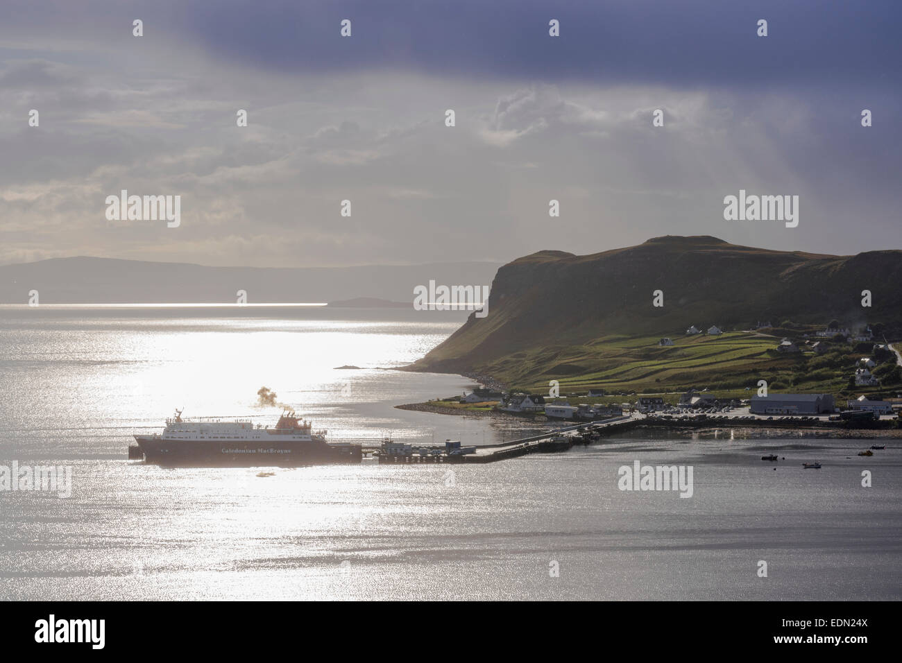 Hermosa hebridean luz a uig skye con calmac ferry Foto de stock