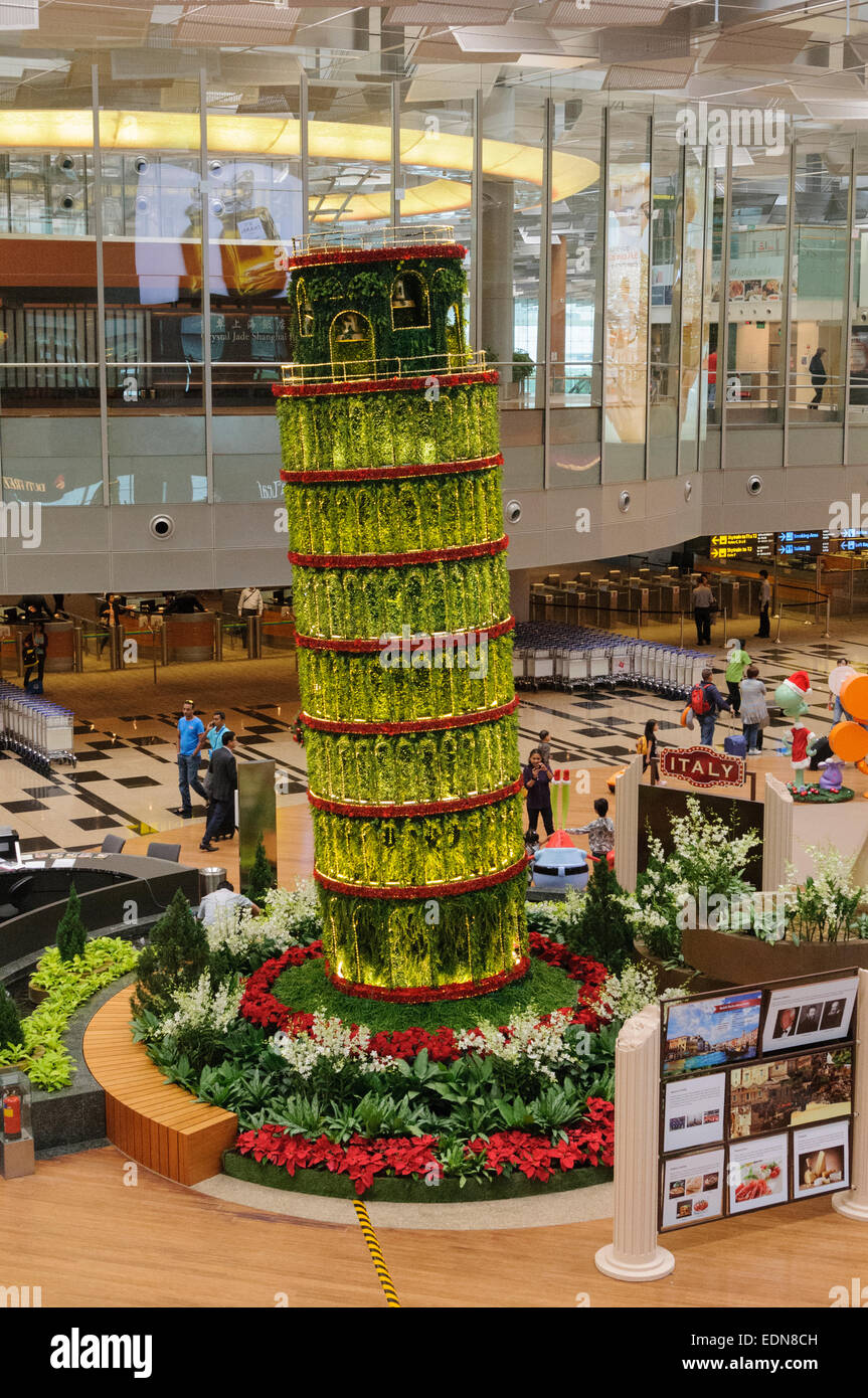 Un modelo de la Torre Inclinada de Pisa al Aeropuerto Internacional Changi de Singapur Foto de stock