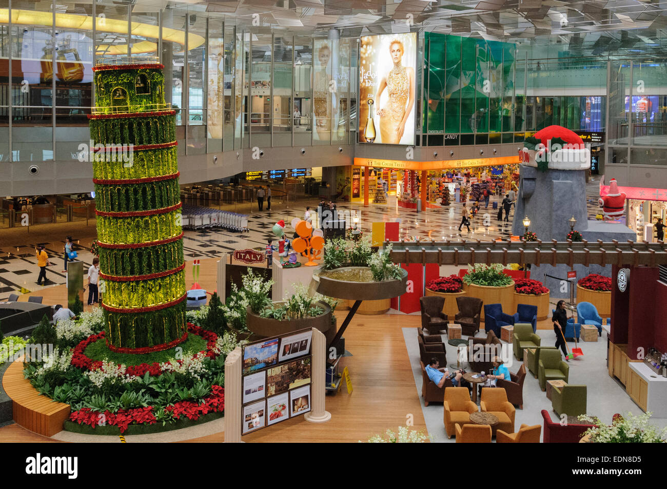 Aeropuerto internacional de Singapur Changi tránsito zona de tiendas y el modelo de la torre inclinada de Pisa Foto de stock