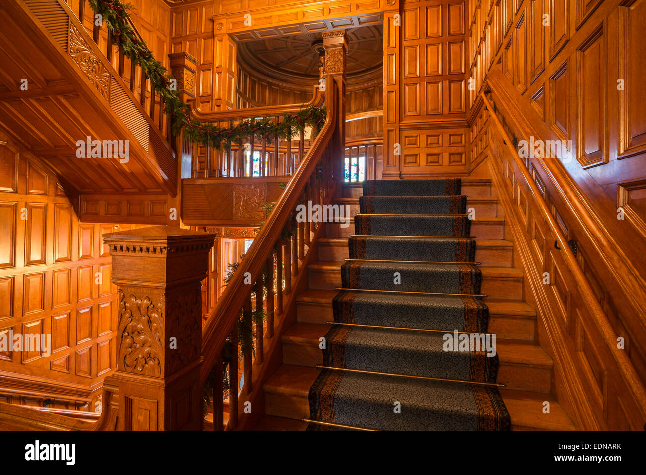 Escalera interior y carpintería de Craigdarroch Castle-Victoria, British Columbia, Canadá. Foto de stock