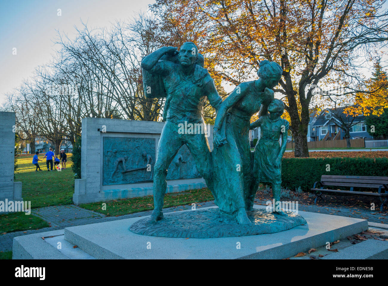 Monumento Conmemorativo del inmigrante estatua, el jardín italiano, "Il Giardino Italiano", Hastings Park, Vancouver, British Columbia, Ca Foto de stock